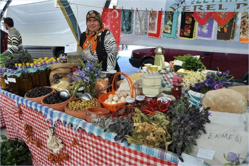 Foça daki  Earth Market ( Yeryüzü Pazarı ) büyük ilgi görüyor....